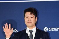 강민호, 로봇 같은 인사