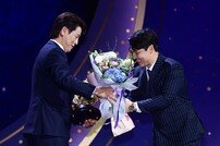 박동원에 축하 받는 강민호