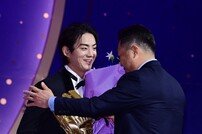 구자욱, 박진만 감독의 축하에 기분 좋은 웃음