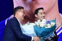 이종열 단장으로부터 꽃다발 받는 원태인
