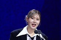 엄지윤, 외야수 골든글러브 시상하러 왔어요