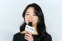‘검은 수녀들’ 전여빈 “송혜교=선망의 여신님, 따뜻한 등불 같은 선배님”