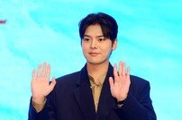 려운, 훈남 손인사~