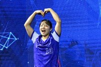심성영, 팬들에게 하트 발사~