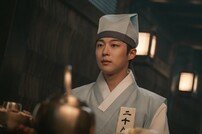 김의성, 배인혁에게 90도 인사…숨 막히는 독대 (체크인 한양)