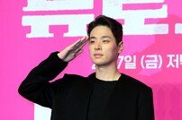 박정민 ‘각 잡힌 거수 경례~’