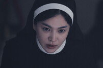 ‘검은 수녀들’ 흥미로운 세계관의 확장…송혜교가 완성한 ‘연대’의 오컬트[리뷰]
