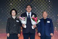 축하 꽃다발 받는 하형주 이사장
