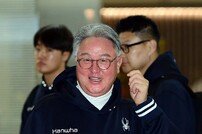 환한 미소로 출국하는 김경문 감독!