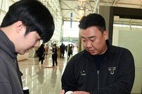팬에게 사인하는 이범호 감독!