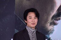 김남길, 장난기 숨긴 미소