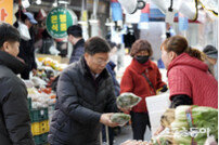 신상진 성남시장, 설 ‘전통시장 방문 상인’ 격려[포토]