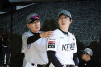 “나이스 볼!” 이강철 감독 손길 닿은 오원석, 불펜피칭서 KT 좌완 희망 노래