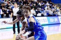 김단비 ‘가로채기 성공~’