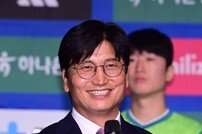 정정용 감독, 팬의 칭찬에 환한 웃음
