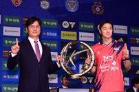 정정용 감독-김민덕, 트로피를 번쩍!