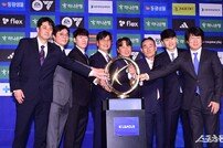 K리그1 트로피로 향하는 손