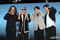 YB ‘메탈 밴드 포즈’