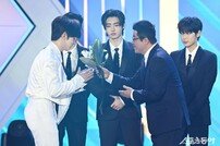 제로베이스원 장하오-임찬 대표 ‘인기상 축하해요’