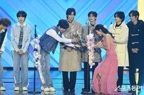 안은진, NCT WISH-라이즈 수상 축하해요