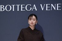 김다미, 화려한 스커트