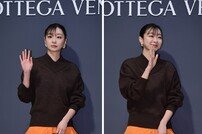 김다미, 눈웃음 하나로 변하는 손인사