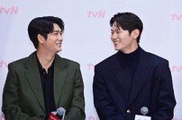 강태오-이학주 ‘잘생긴 애 옆에 잘생긴 애’