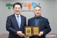 김영록 전남도지사, ‘한전공대 설립’ 송재호 위원장에게 공로패