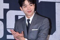 차강윤, 첫 포토타임에 독특한 포즈