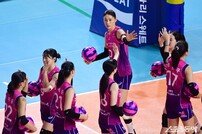김연경, 동료들과 하이파이브로 시작