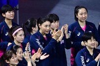 동료 응원하는 김연경