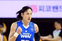 ‘김단비 더블-더블’ 우리은행, KB스타즈 꺾고 PO 2승1패…챔피언 결정전까지 1승 남아