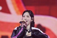 태연 “큰 사랑과 힘 주는 뱀뱀 고마워”…손하트 화답