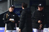 허경민-이강철 감독, 웃음 피어나는 수다 타임