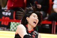 “우리의 걸음이 팀 역사가 된다” 장소연 주문에 페퍼 창단 첫 전구단 승리 가져온 박정아, 절박할 때 더 번뜩인 에이스 본능