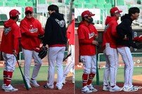 강병식 코치, 김광현을 향한 기습 백허그!