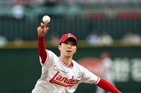 인천스포츠토토빙상단 김선우 ‘시원한 시구~’