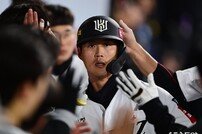 배정대, 진지한 얼굴을 노리는 손들