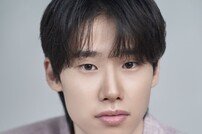 김민, 영화 ‘로비’로 스크린 컴백…하정우와 호흡