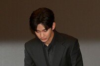 고개 숙이는 김수현