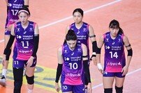허무하게 내준 1세트에 고개 숙인 김연경