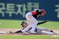 신민재 ‘베이스가 멀어’