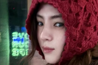 [스타의 패션] 뉴욕에 뜬 빨간 모자 소녀, 한소희
