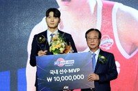 안영준 ‘KBL 최고의 MVP 수상!’