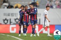 7전8기 끝에 시즌 첫 승 신고한 수원FC…사령탑은 外人들을 믿는다!