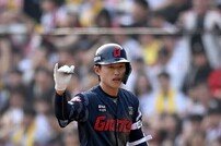 친정 두산 팬들에게 인사 시간 벌어준 주심…롯데 전민재 “홈플레이트 쓸어주셔서 감사합니다”