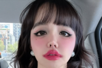 박봄, 베이지 홀터넥+핵강 메이크업…셀카도 무대급 [스타스느스]