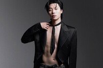 ‘섹시복근’ 류준열, 화보서 치명적 매력