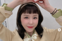 신지, 동안 미모 갱신…하트+브이 셀카로 귀여움 폭발 [스타스느스]