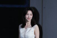 강지영, 배우 같은 등장